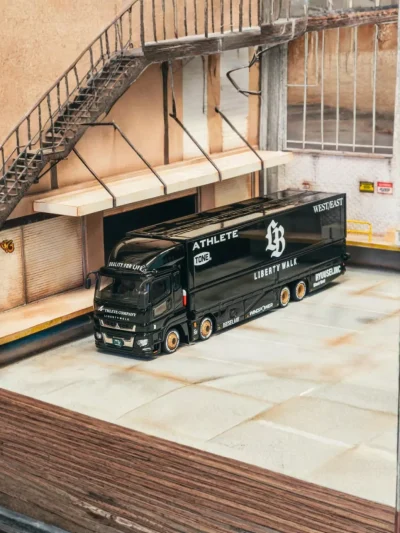 Liberty Walk Mitsubishi Fuso Super Great LB-TRUCKS Black-02