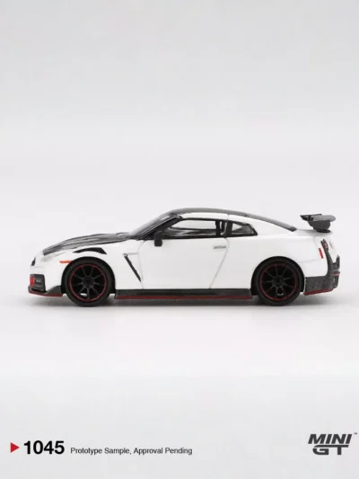 Nissan GT-R Nismo 2024 Brilliant White Pearl-04